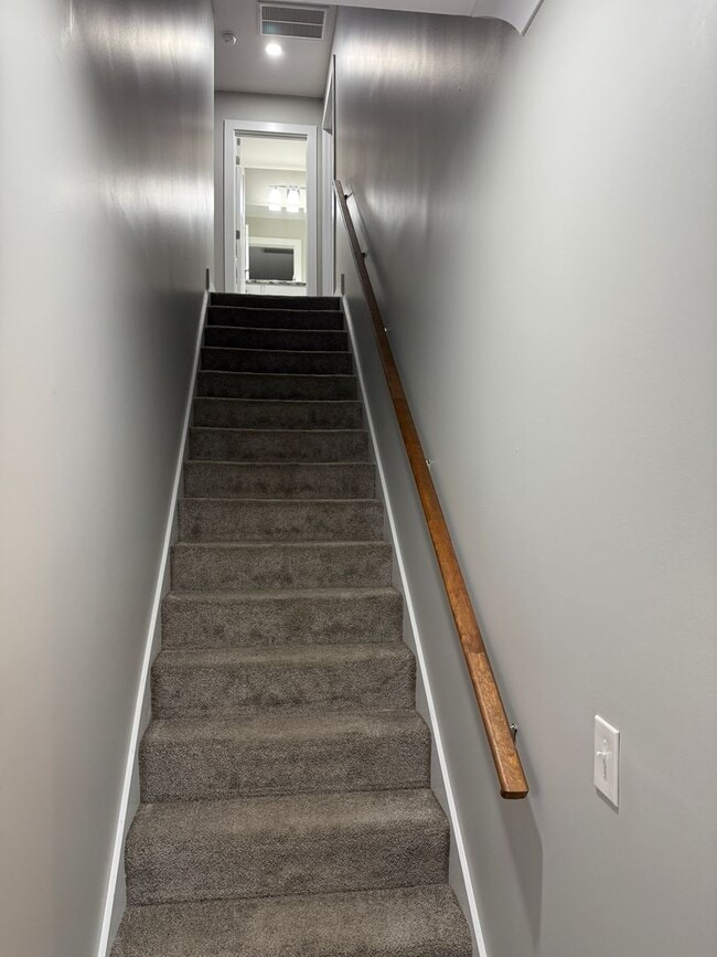 Building Photo - Spacious & Convenient!