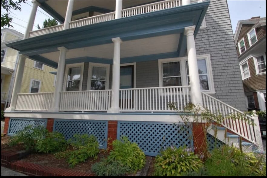 Building Photo - 18 University Ave