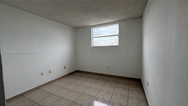 Building Photo - 666 W 81st St