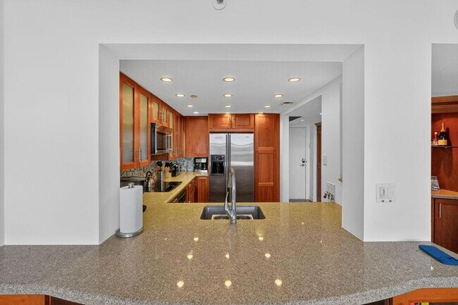 Building Photo - 2555 Collins Ave