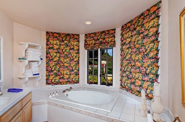 Building Photo - 6 South Peak