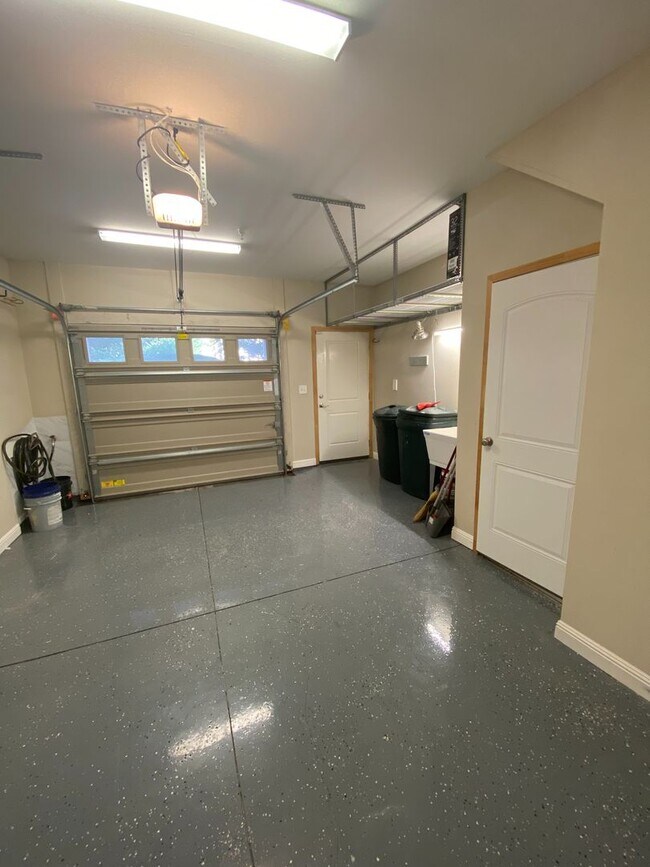 Building Photo - Room in 3 Bedroom Townhome at Seigle Point Dr