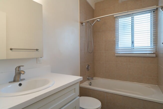 Building Photo - ~ Unique 1-Bedroom bungalow with private front and back patio ~ Great for Pets!!