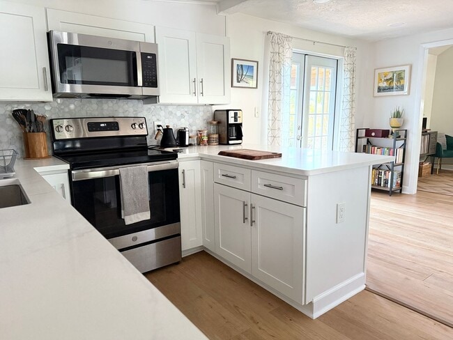 Building Photo - 2 Bedroom 2 Bath Annual Furnished Cottage ...