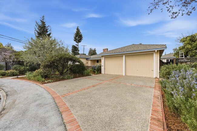 Building Photo - 8 Patricia Pl