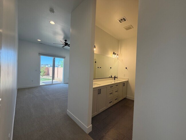 Building Photo - SPACIOUS PATIO HOME FOR RENT!