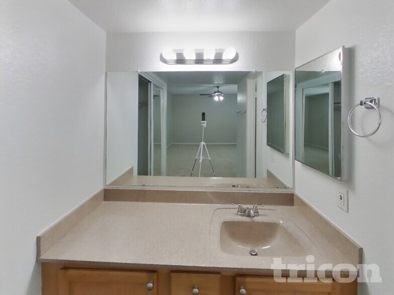 Building Photo - 5212 N 69th Ave