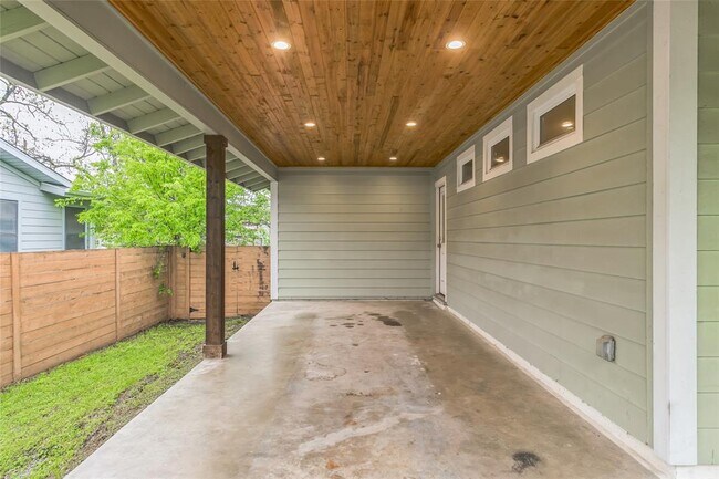Building Photo - 1502 Villanova Dr