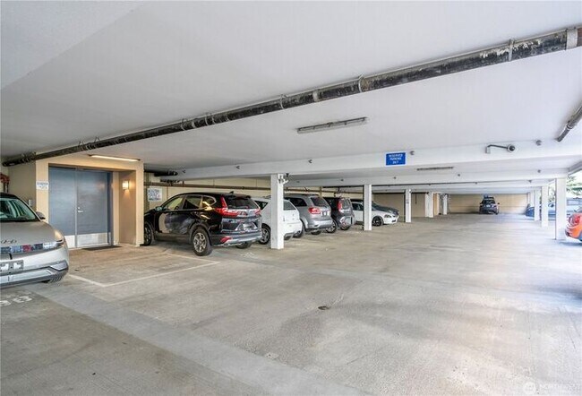 Building Photo - Top-Floor Condo with Office/Den + Private Balcony in the Heart of Seattle