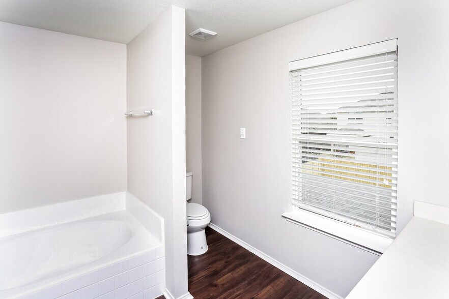 Building Photo - 5000 Caraway Dr