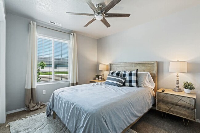 Building Photo - 17541 Mountain Springs Ave