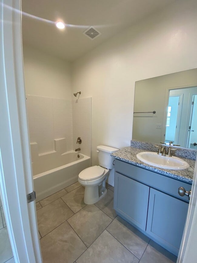 Building Photo - 3 Bedroom 2 Bathroom Home