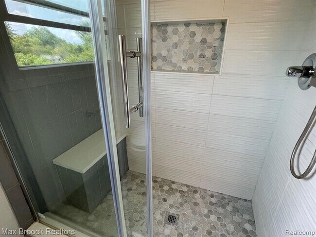 Building Photo - 4803 Thorntree Dr