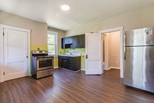 Building Photo - AVAILABLE APRIL 2026