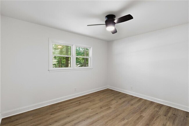 Building Photo - 1348 Ridgewood Dr SW