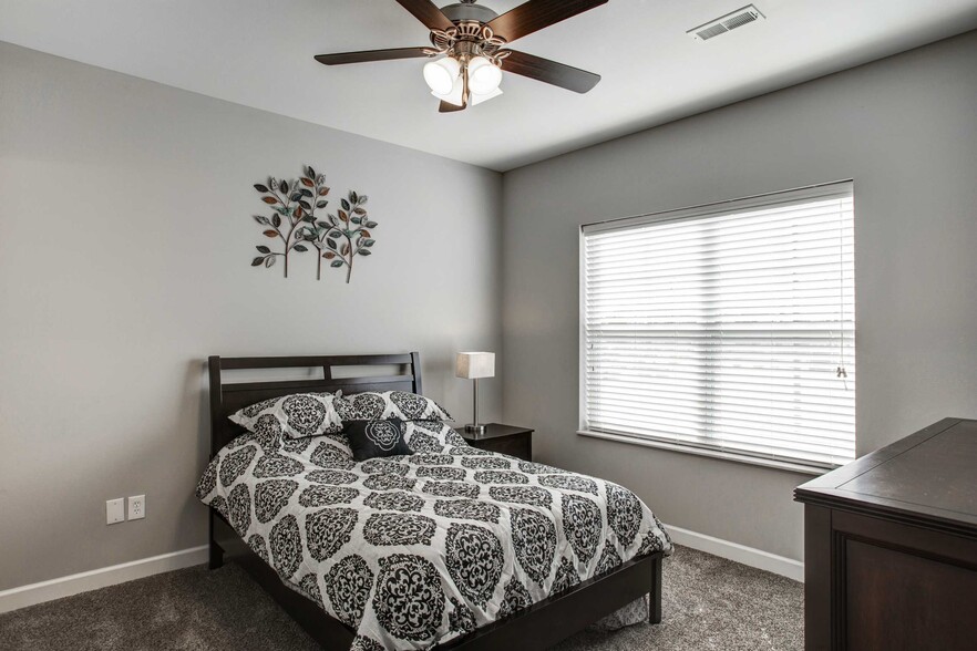 Master Bedroom - 2633 Columbia Lakes Dr