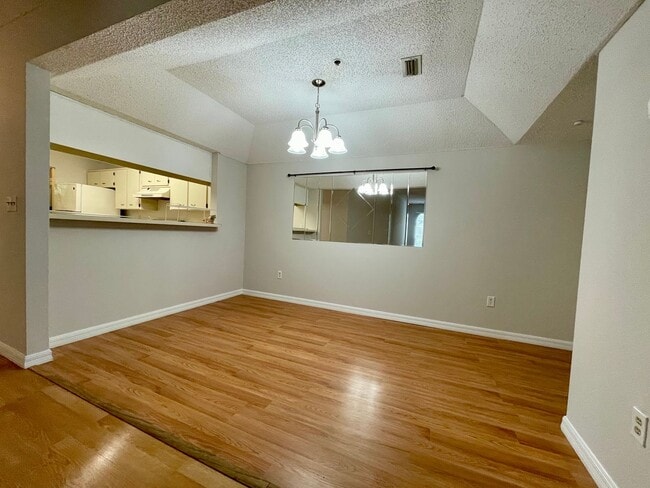 Building Photo - 2 bed 2 bath Raintree Condominium