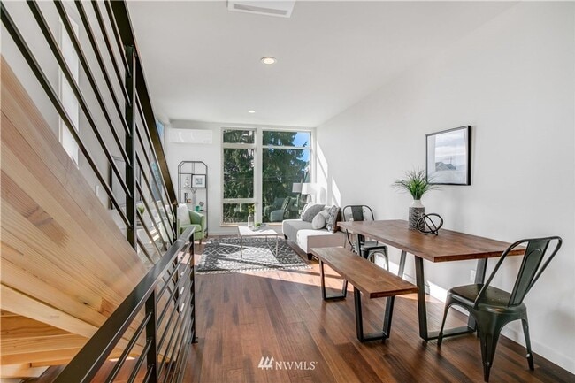 Building Photo - First Hill Modern 2-Bedroom Condo with Roo...