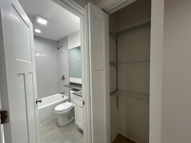 Building Photo - 696 Elm Pl