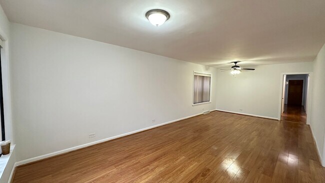 Building Photo - 2745 W Berwyn Ave