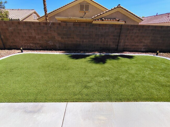 Building Photo - Beautiful 4 bedroom home located in the Sh...