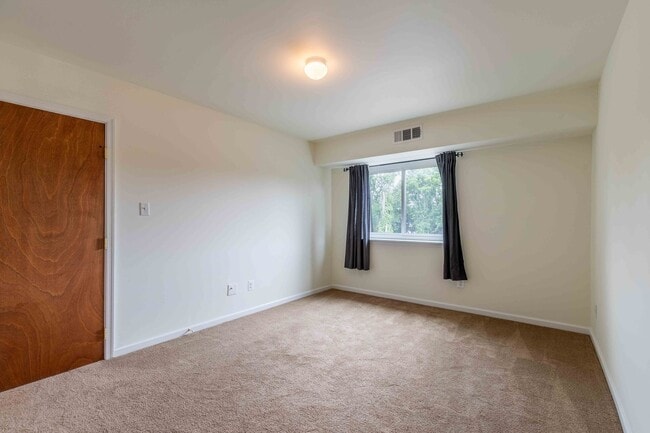 Building Photo - Private 2 Bedroom 1 Bath Condo in Goshen V...