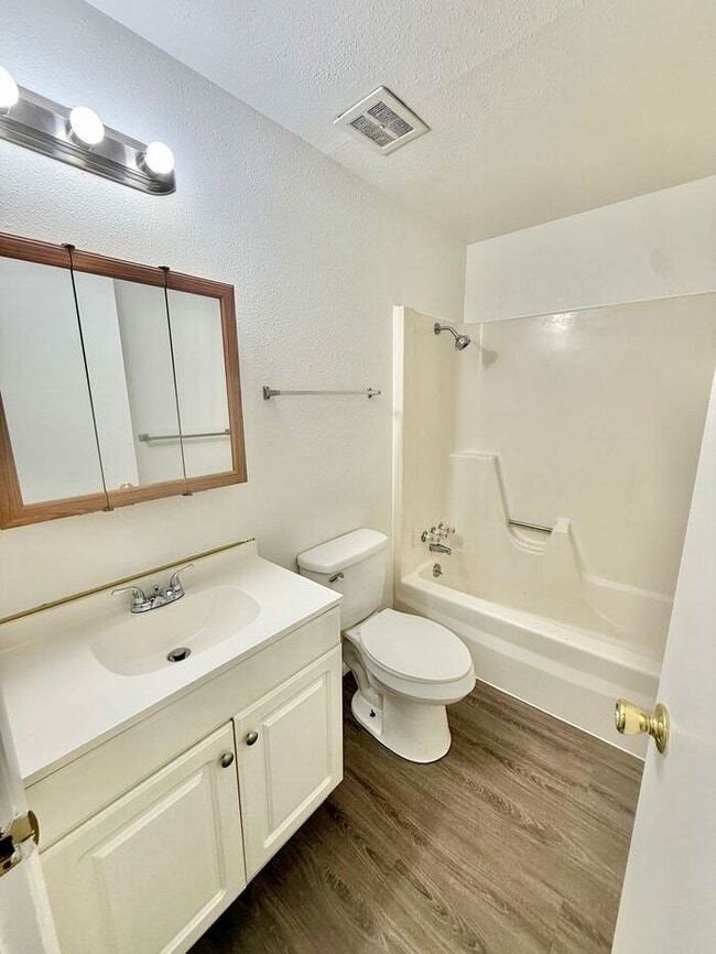Building Photo - Updated 2 bedroom ranch in north Loveland!...