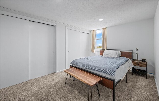 Building Photo - Newly Renovated Blackstone Gem!