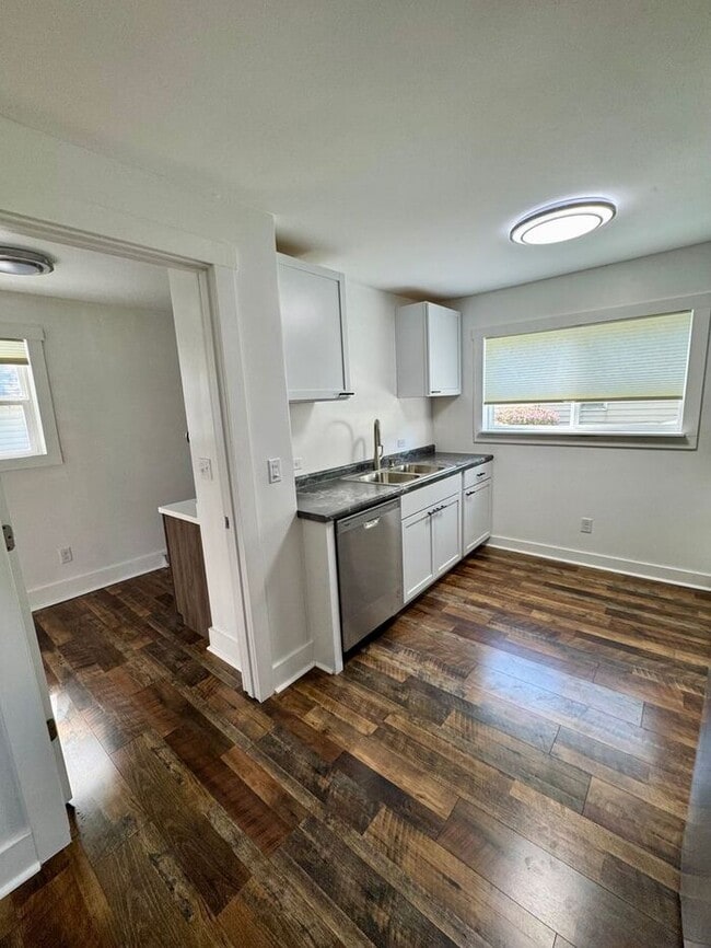Building Photo - Remodeled 2 bedroom home-Three Oaks