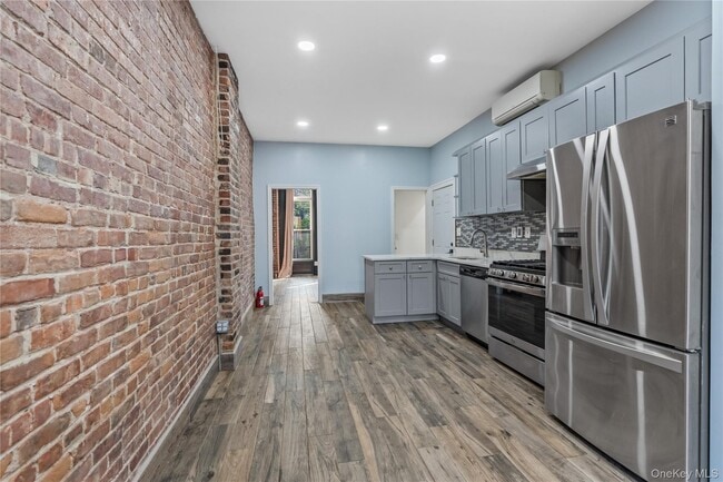 Building Photo - 220 E 116th St