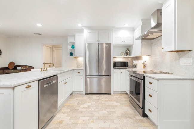 Building Photo - 240 Almeria Rd