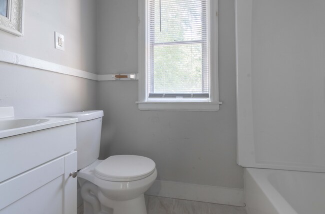 Building Photo - 1009 McEvers Rd