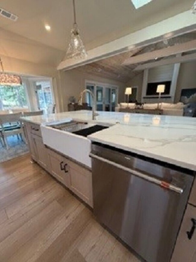 Building Photo - Lovely Remodeled Home In Hilton Head Plantation