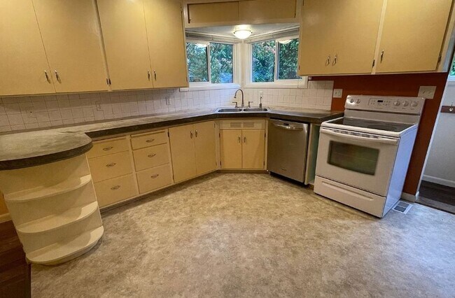 Building Photo - Charming 2 bedroom/1 bath Walking distance...