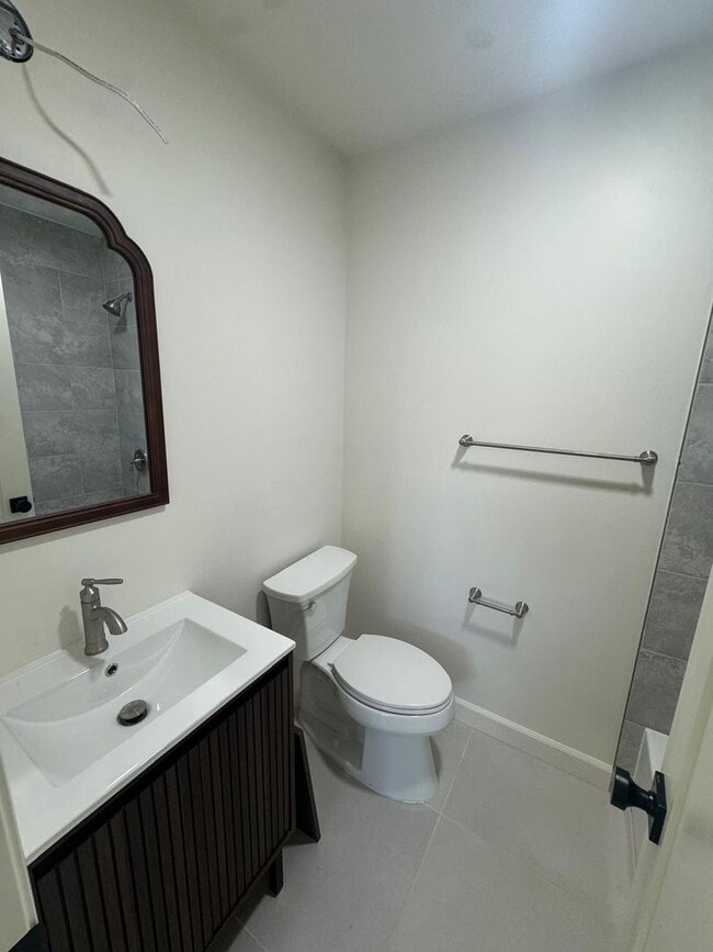 Building Photo - 2 bedroom 1 bath for rent in the College Area.