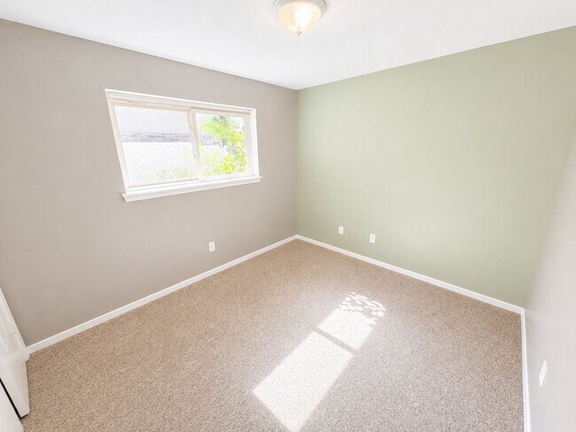 Building Photo - Bellaire Home!