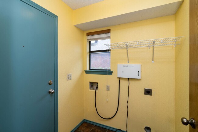 Building Photo - *Cozy Corner Home*