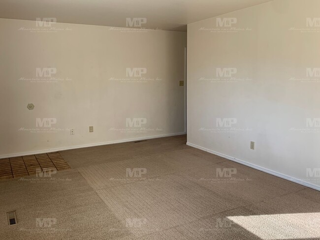 Building Photo - 1719 Banyan Dr