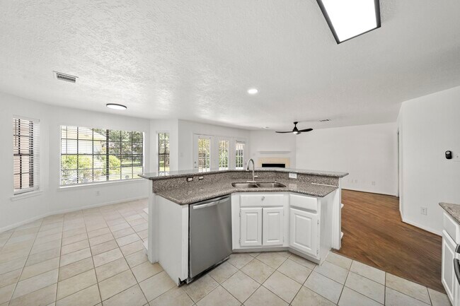 Building Photo - 2406 Parkwood Ln
