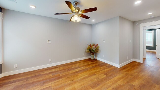 Building Photo - FA1315 18BR TRIPLEX (6/6/6)
