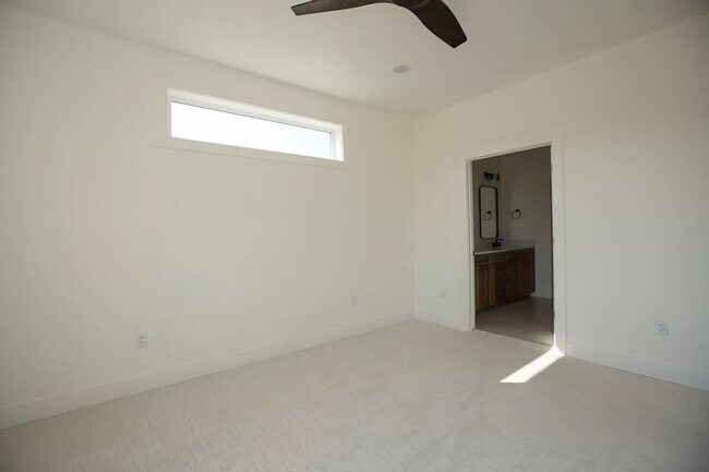 Building Photo - Luxury Townhome in Quiet Neighborhood
