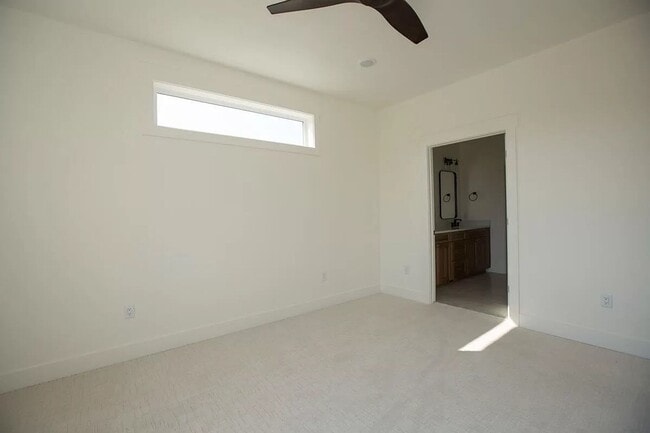 Building Photo - Newer Duplex in Quite Neighborhood