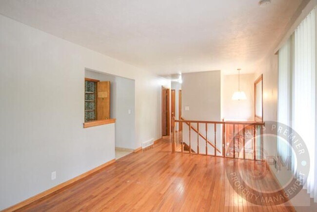 Building Photo - 3 Bedroom 1.5 Bathroom Home Located Minutes from Westroads Mall