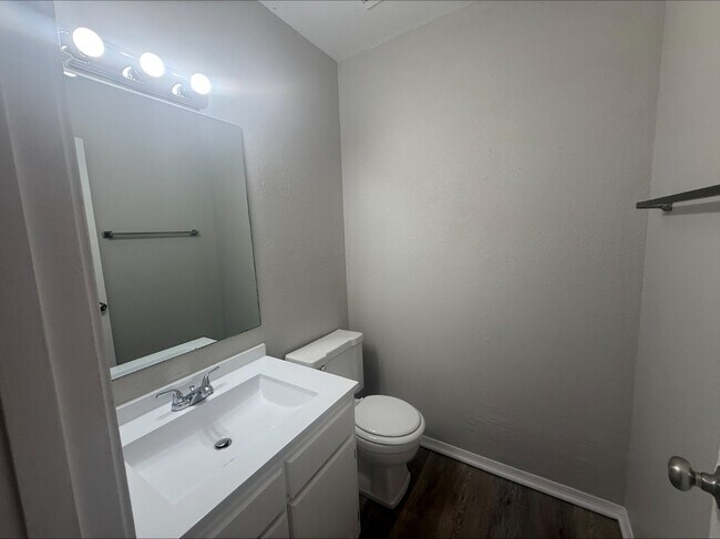 Building Photo - 5303 E 32nd Pl