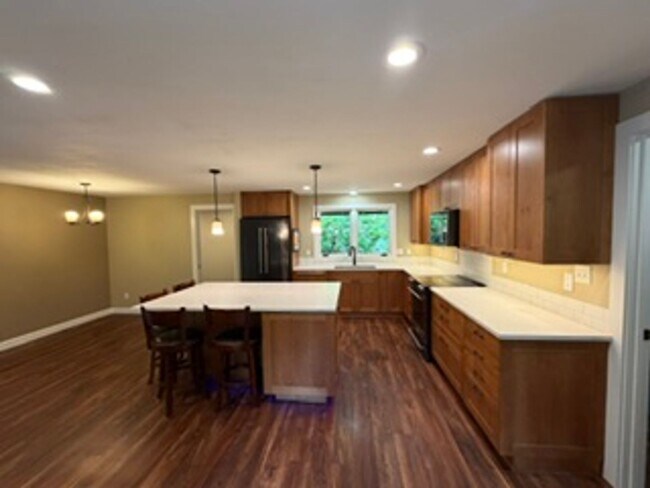 Building Photo - Charming, Spacious, Updated Home in Lake Oswego!