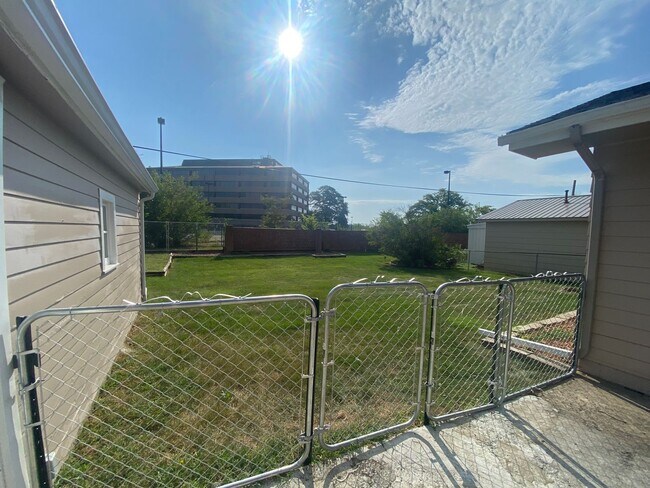 Building Photo - Huge Urbandale Home with Fenced In Back Yard!