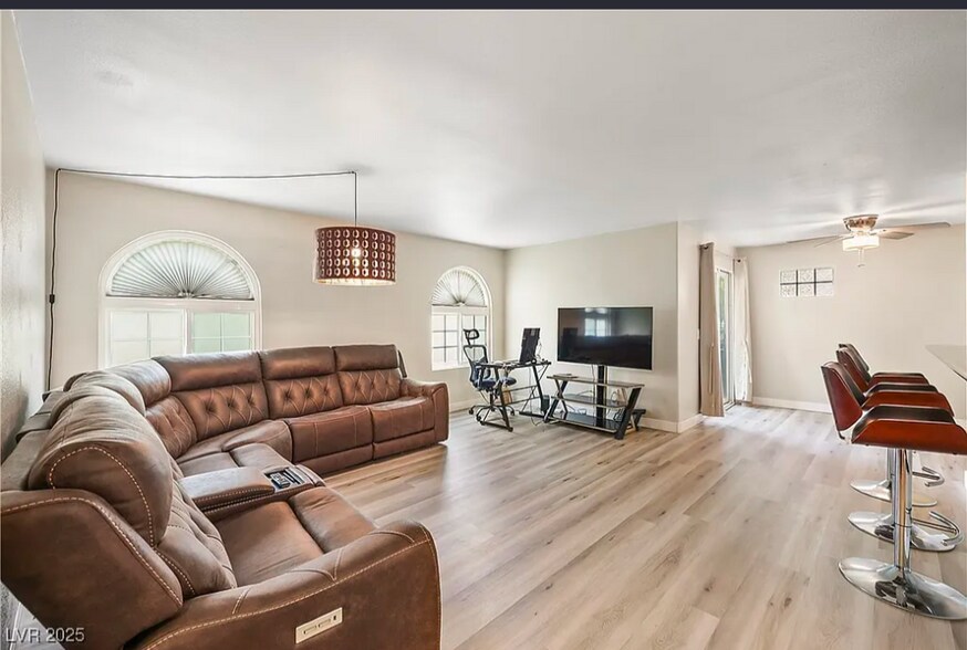 Living room - 3145 E Flamingo Rd