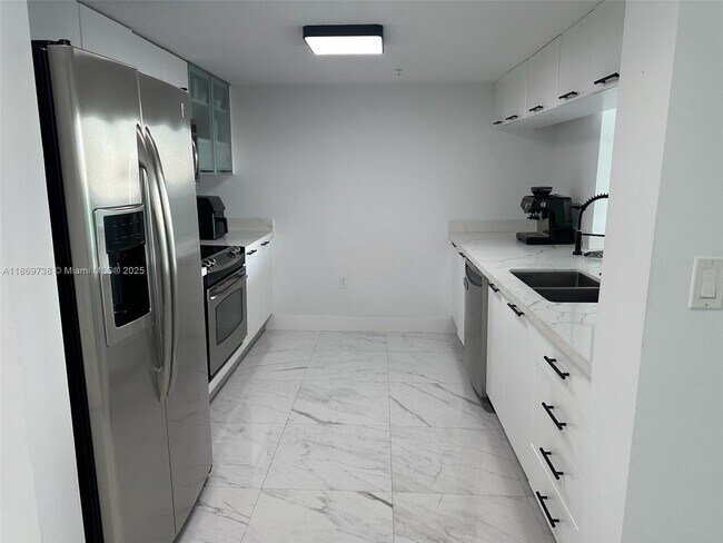 Building Photo - 1800 N Bayshore Dr