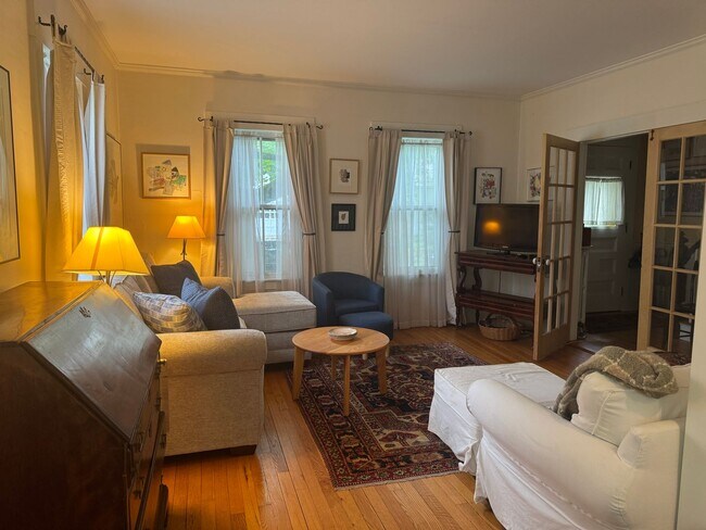 Building Photo - Short term- 4 Bedroom just two blocks from...