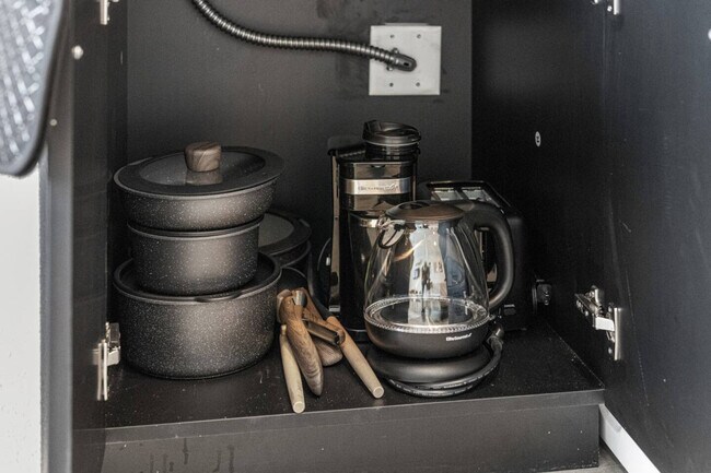 Building Photo - 601 W 9th St